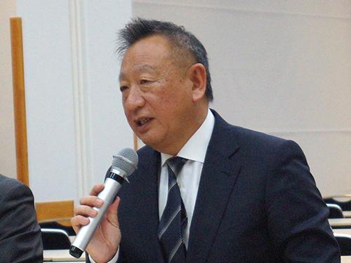 記者会見する岩田彰一郎社長